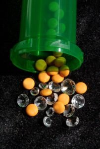 Dignidade e Saúde: o Direito de receber do Plano de Saúde Medicamentos, mesmo de Alto Custo, se necessários ou substitutivos ao tratamento.