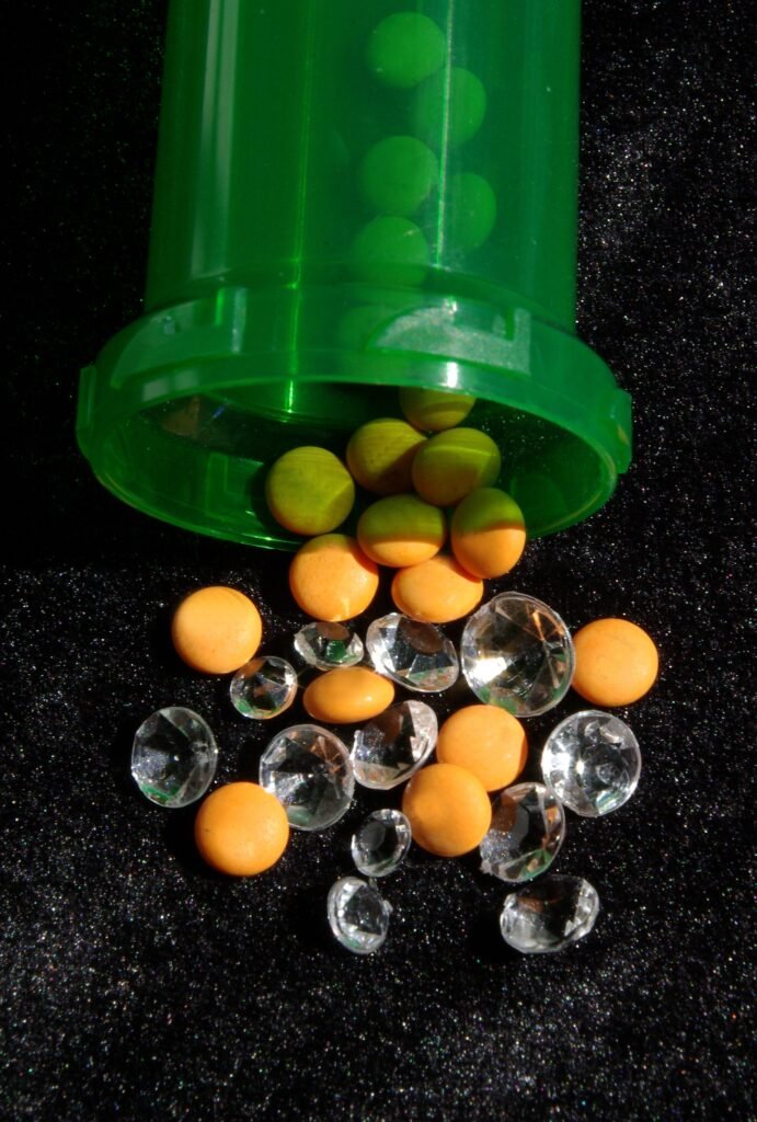 Dignidade e Saúde: o Direito de receber do Plano de Saúde Medicamentos, mesmo de Alto Custo, se necessários ou substitutivos ao tratamento.